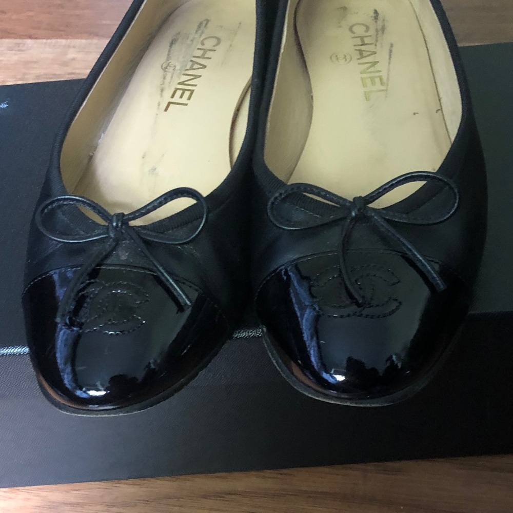 CHANEL Black Women's Loafers with Bow Detail size 38.5